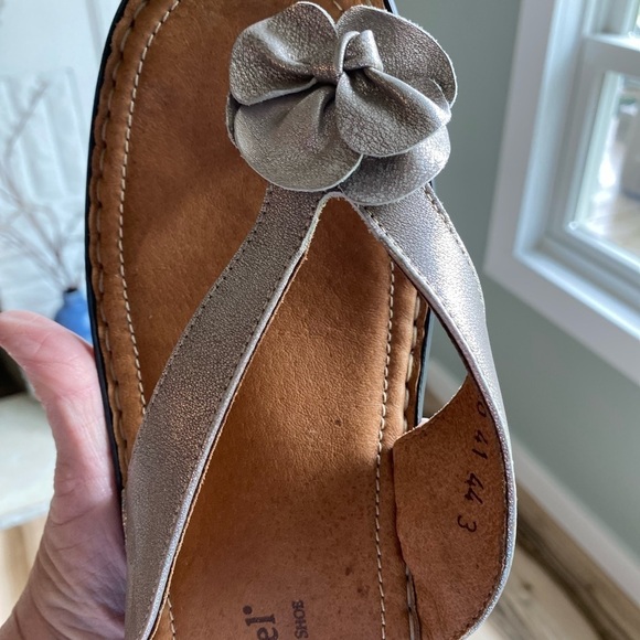 JOSEF SEIBEL leather Sandal silver strap w/ single flower accent size 9-9.5 - Picture 11 of 12